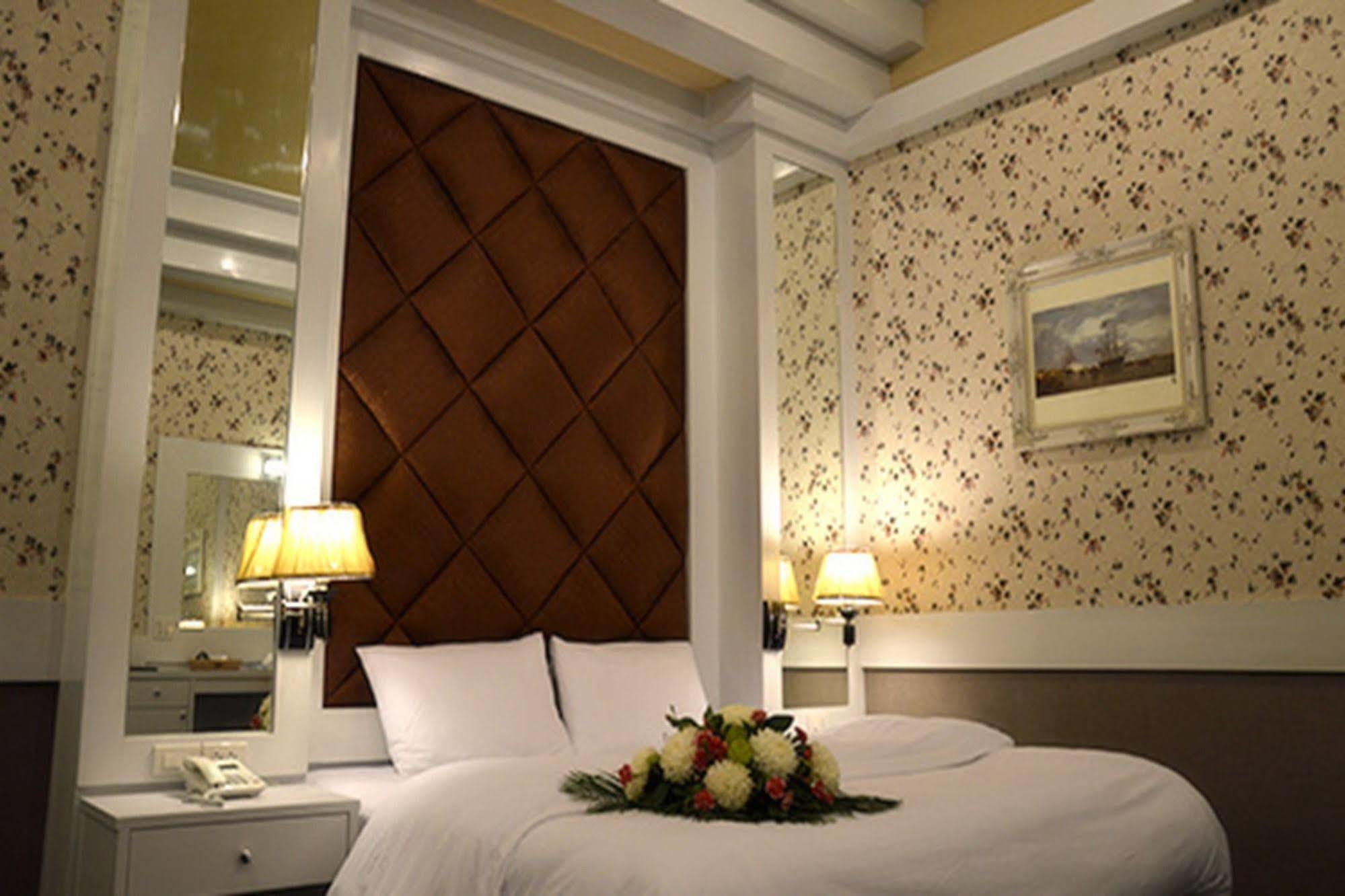 Raya Grand Hotel Nakhon Ratchasima Exterior photo
